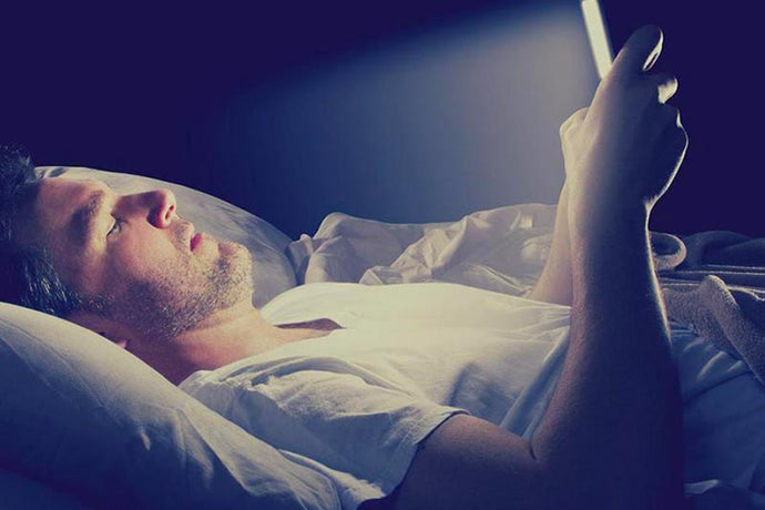 Pourquoi la lumière bleue émise des écrans perturbe votre sommeil ?